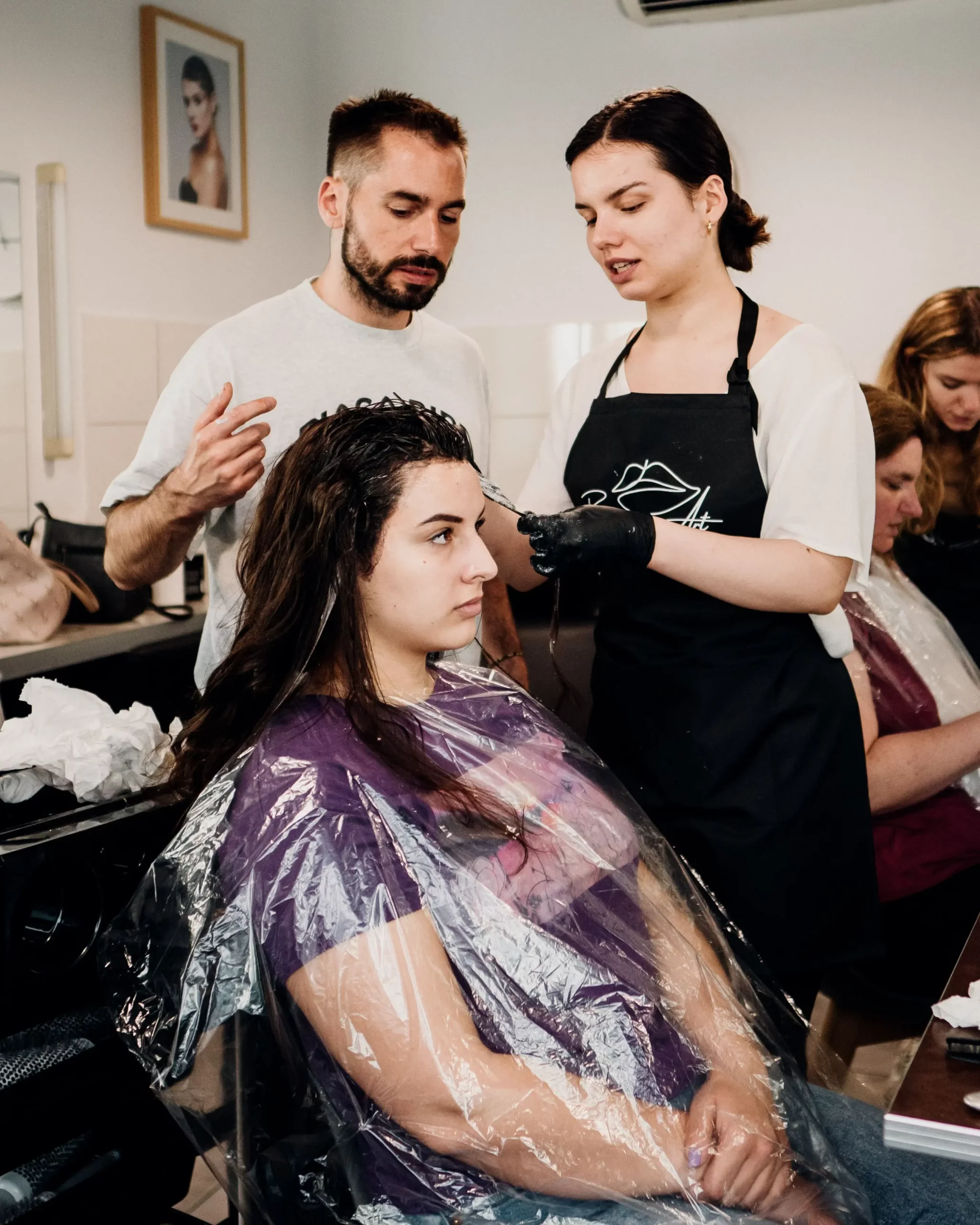 Młoda kobieta uczy się na kursie fryzjerstwa