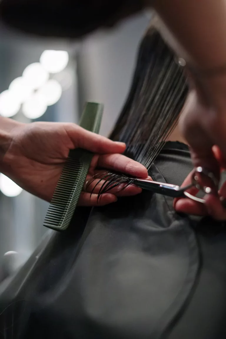Szczegółowe przycinanie włosów podczas sesji szkoleniowej w akademii fryzjerstwa