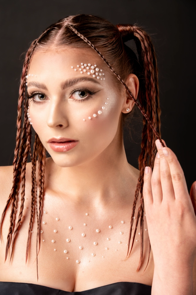 Innowacyjny makijaż z perłami demonstrujący techniki zdobyte w szkole wizażu