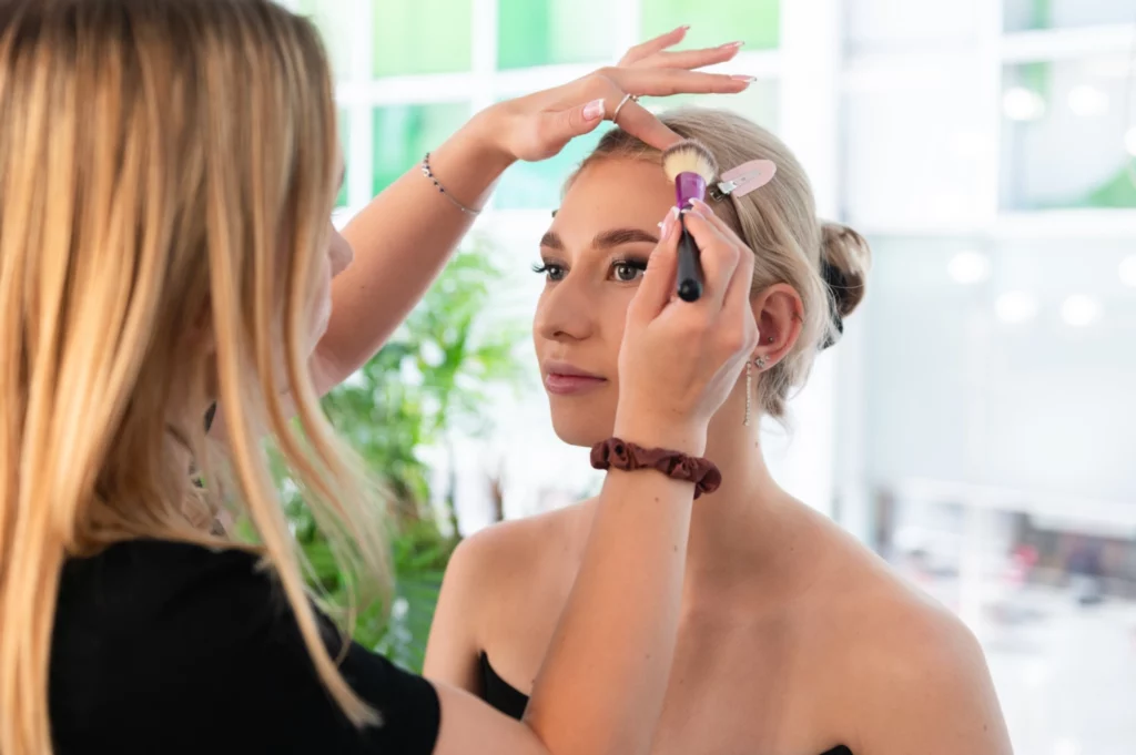 Młoda kobieta pokazuje jak zrobić makijaż na wesele