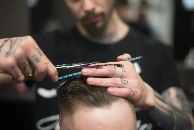 Kurs barberski nauka precyzyjnego strzyżenia włosów na krótką długość.