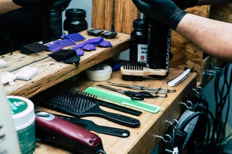 Niezbędny sprzęt dla początkującego barbera przygotowany do pracy na kursie barberskim.