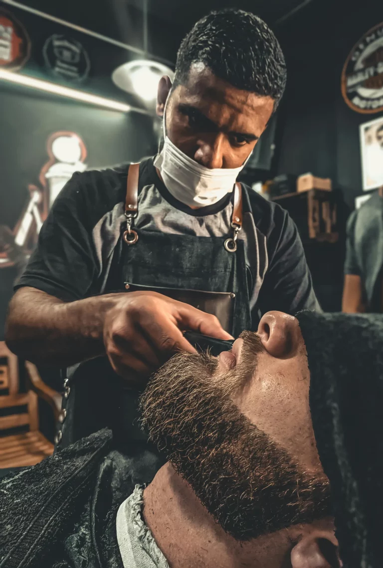 Jak podgalać brodę? trymowanie brody przez barbera z użyciem brzytwy i ręcznika.