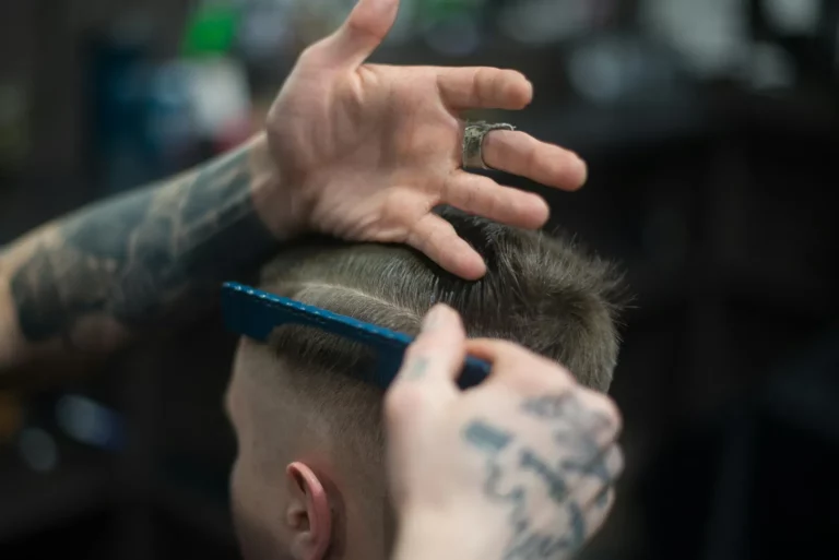 Jak zostać barberem praktyczne ćwiczenia z podziału włosów i precyzyjnego strzyżenia.