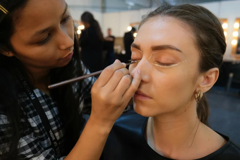 Szkoła wizażu Warszawa przygotowuje do pracy w branży beauty i fashion.
