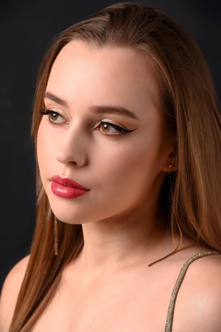Kobieta z eleganckim makijażem przygotowanym w szkole wizażu Warszawa.