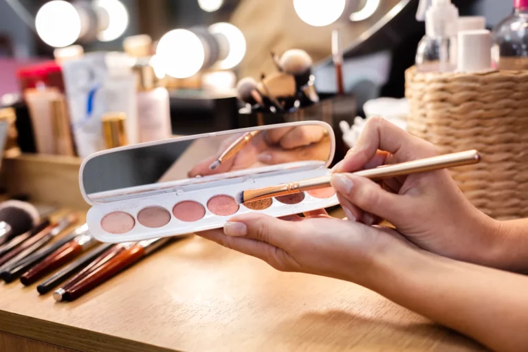 Kurs makijazu od postaw zorganizowany w BeautyArt Warszawa, gdzie uczestnicy ćwiczą blendowanie oraz łączenie kolorów.