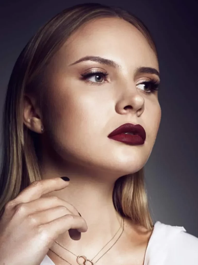Makijaż sylwestrowy w klasycznym stylu z czerwonymi ustami i precyzyjnie podkreślonymi oczami