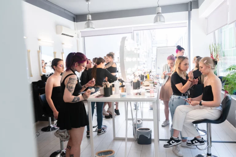 Zajęcia praktyczne i ćwiczenia makijażowe w nowoczesnej przestrzeni, najlepsza szkoła wizażu oferująca kurs makijażu Warszawa na wysokim poziomie