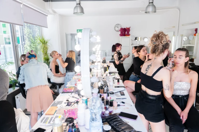 Praktyczna nauka makijażu w grupie, szkoła wizażu Warszawa pokazująca realne warunki pracy i indywidualne podejście instruktorek