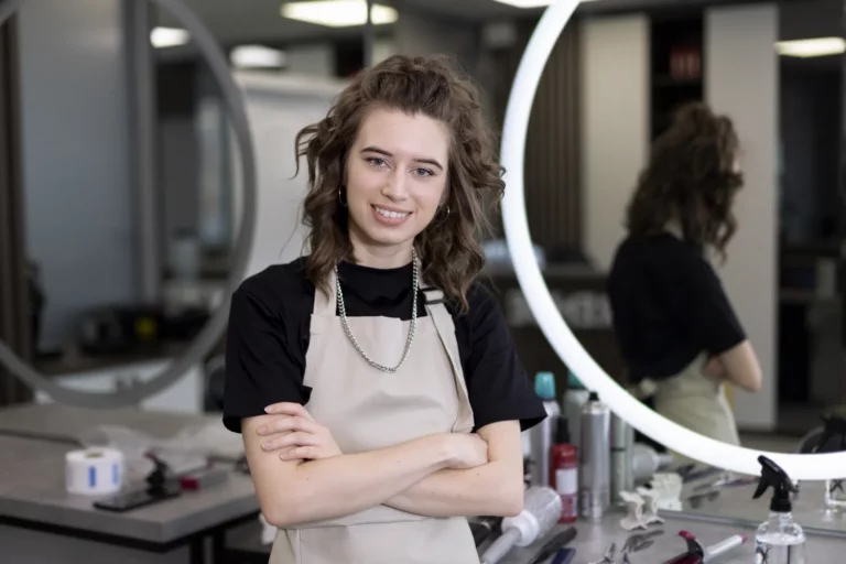 Wizażystka w salonie przygotowana do pracy przy stanowisku.