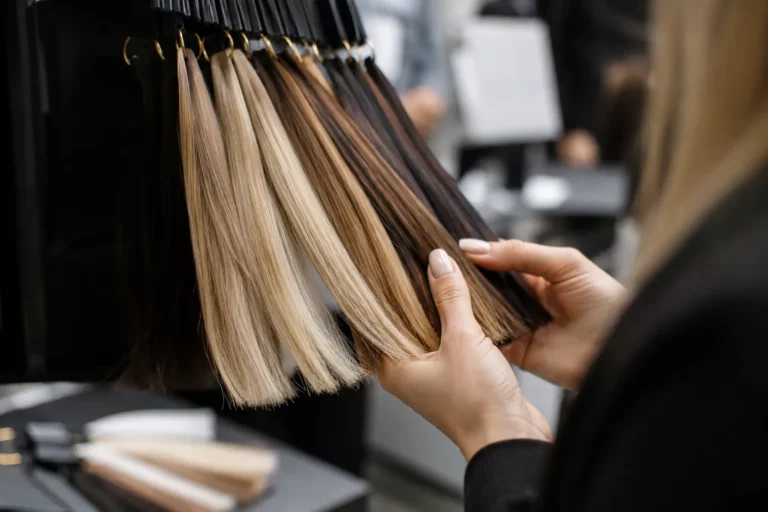 Pasma włosów w różnych tonacjach blond i brązu podczas nauki kolorymetrii fryzjerskiej.